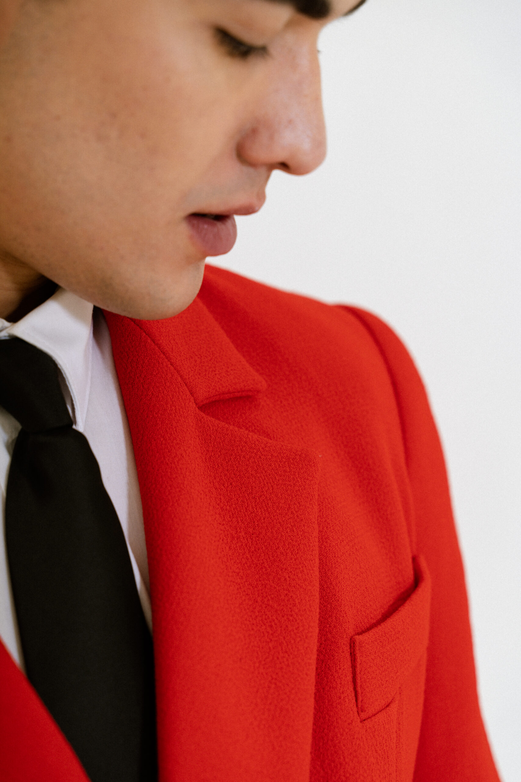 @_ruthcarpintero_Leandro-364 traje-de-hombre-sastre-rojo-menú